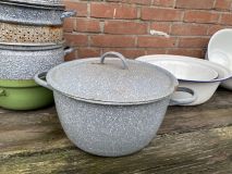 grijsgewolkt emaille pan