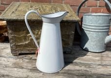 wit emaille schenkkan