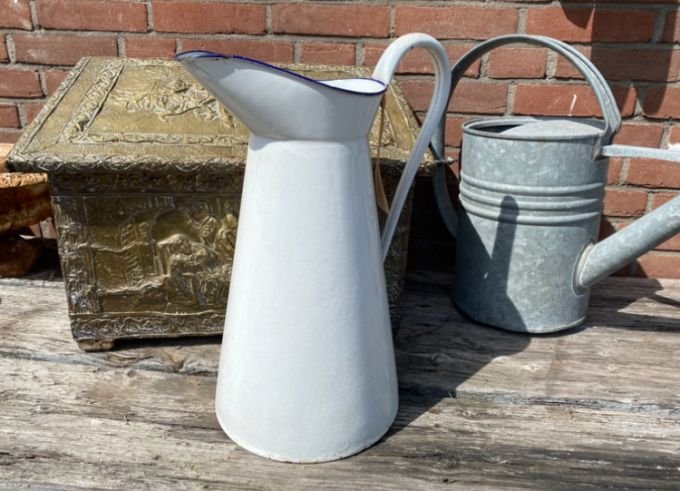 wit emaille schenkkan